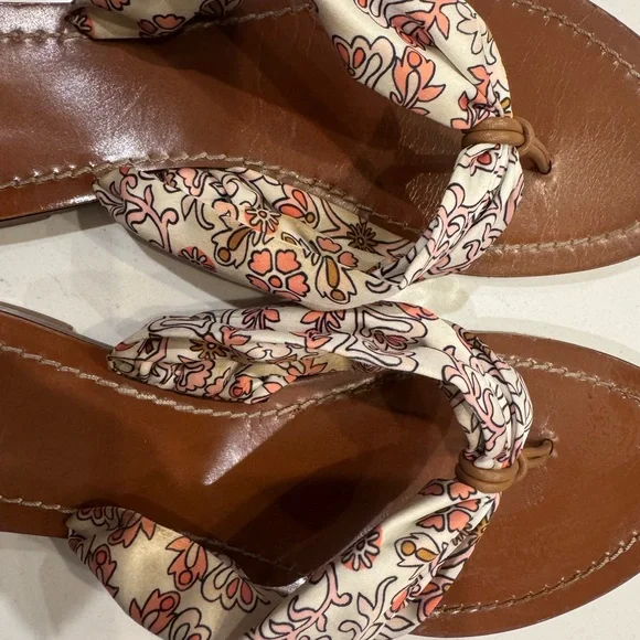 Tory Burch Carson flat thong sandal - printed satin in hicks garden color - Picture 3 of 11